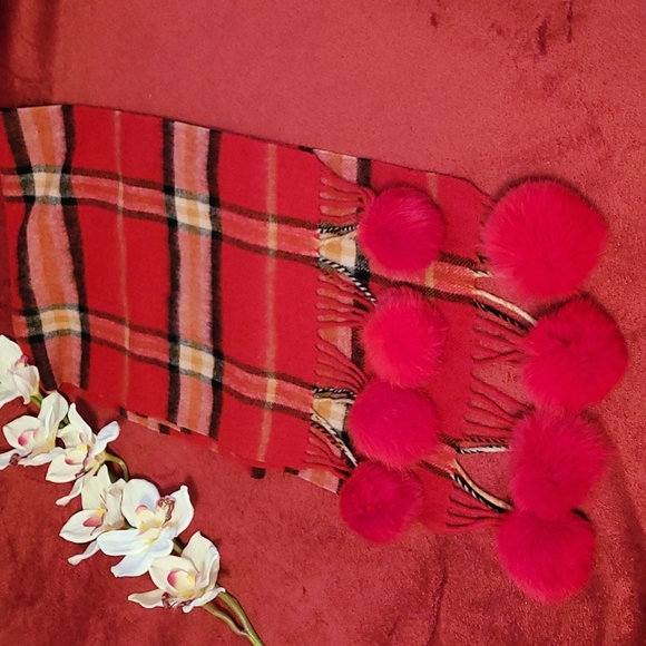 NWOT Macy's Plaid Pompom Scarf - Picture 9 of 10